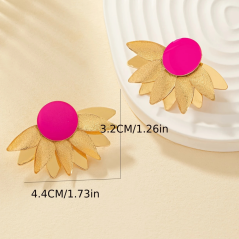 Bijou unique rond rose avec accents en forme de feuille