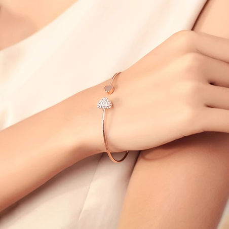 Bracelet ouvert en forme de cœur orné de strass brillants