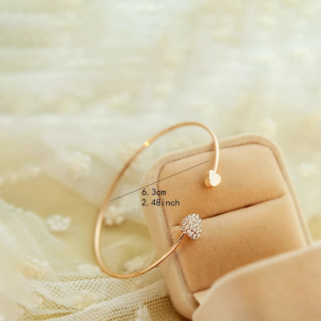 Bracelet ouvert en forme de cœur orné de strass brillants