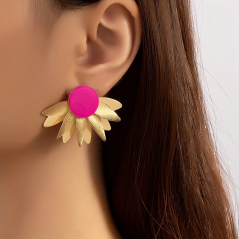 Bijou unique rond rose avec accents en forme de feuille